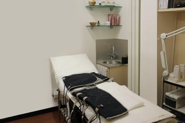 Cabina per trattamenti corpo con lettino e apparecchiatura