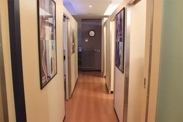 Corridoio del centro con le porte delle cabine e quadri alle pareti