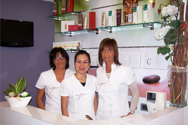 Iolanda e Maria Grazia con lo staff alla reception, nel 2014